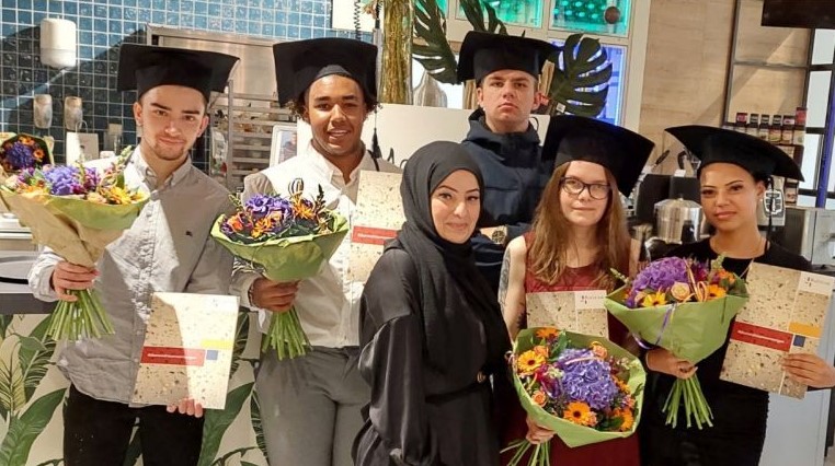Diploma-uitreiking derde schooljaar klassen EWA Haaglanden bij Hanos, Florein en Florissant
